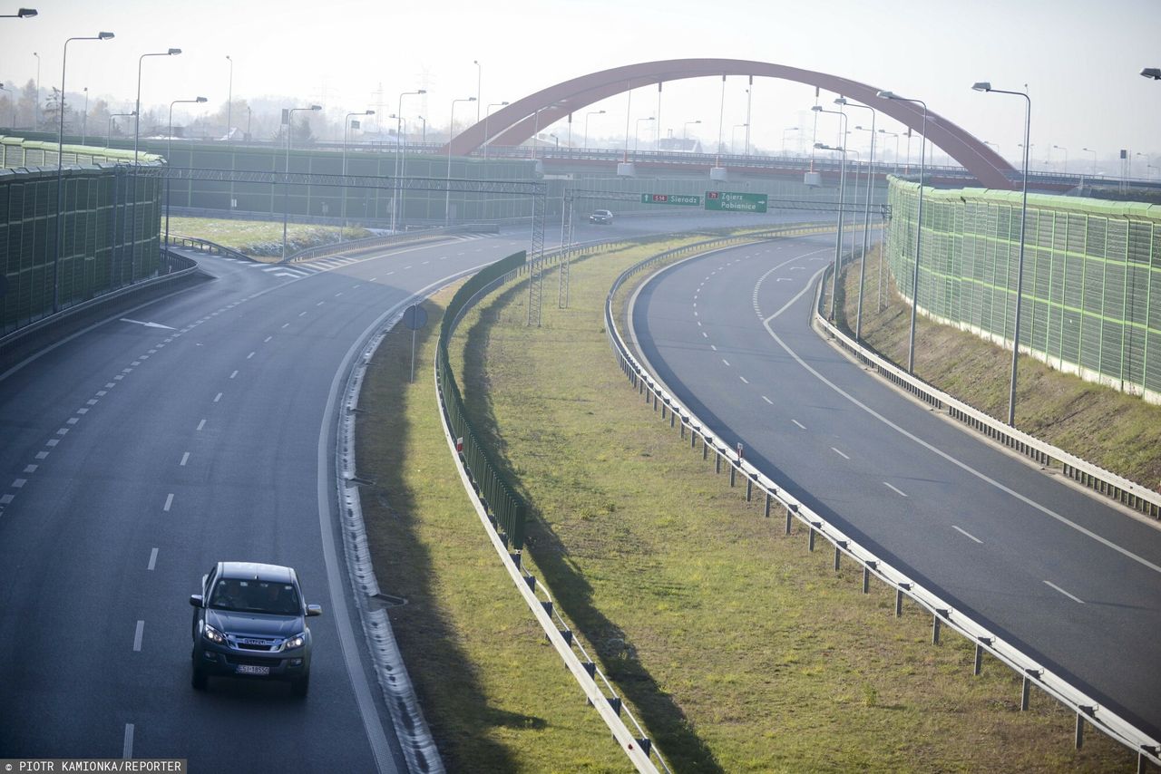 Budowa dwóch odcinków S14 została dofinansowana kwotą 903,6 mln zł ze środków Unii Europejskiej w ramach Programu Operacyjnego Infrastruktura i Środowisko