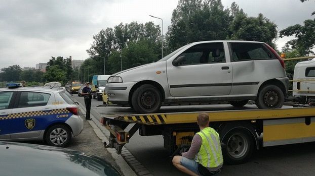 Wrocław. Straż Miejska usuwa wraki z ulic i podwórek. Przybywa porzuconych pojazdów