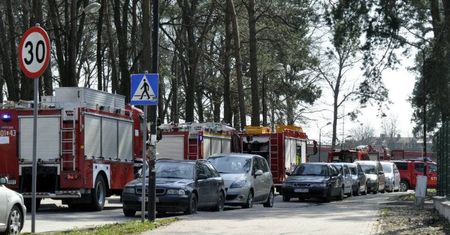 Podczas rozbiórki basenu uszkodzili butlę z chlorem. Interweniowała straż pożarna