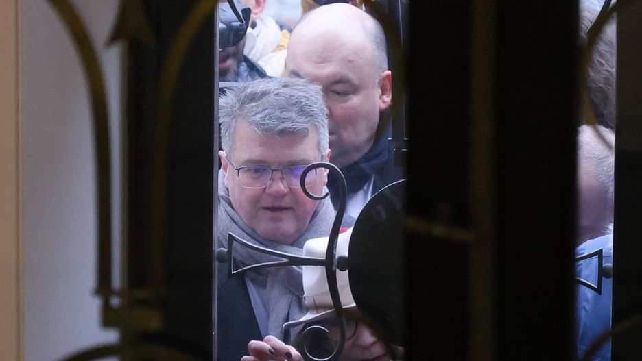 Kamiński i Wąsik próbują wejść do Sejmu.