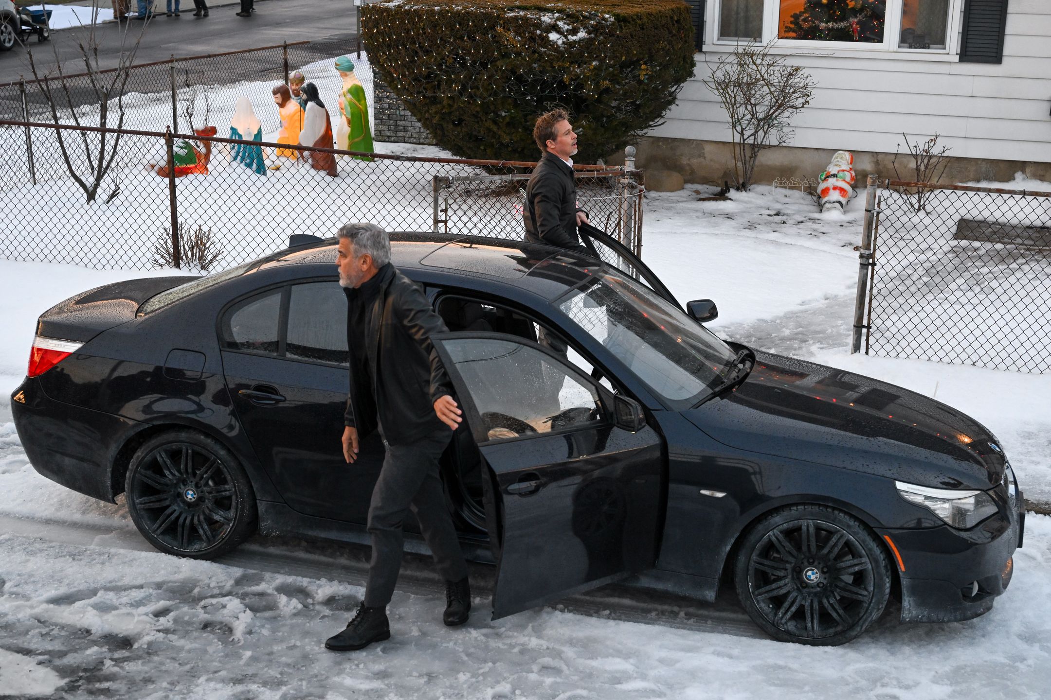 George Clooney i Brad Pitt na planie filmu "Wolves" Jona Wattsa