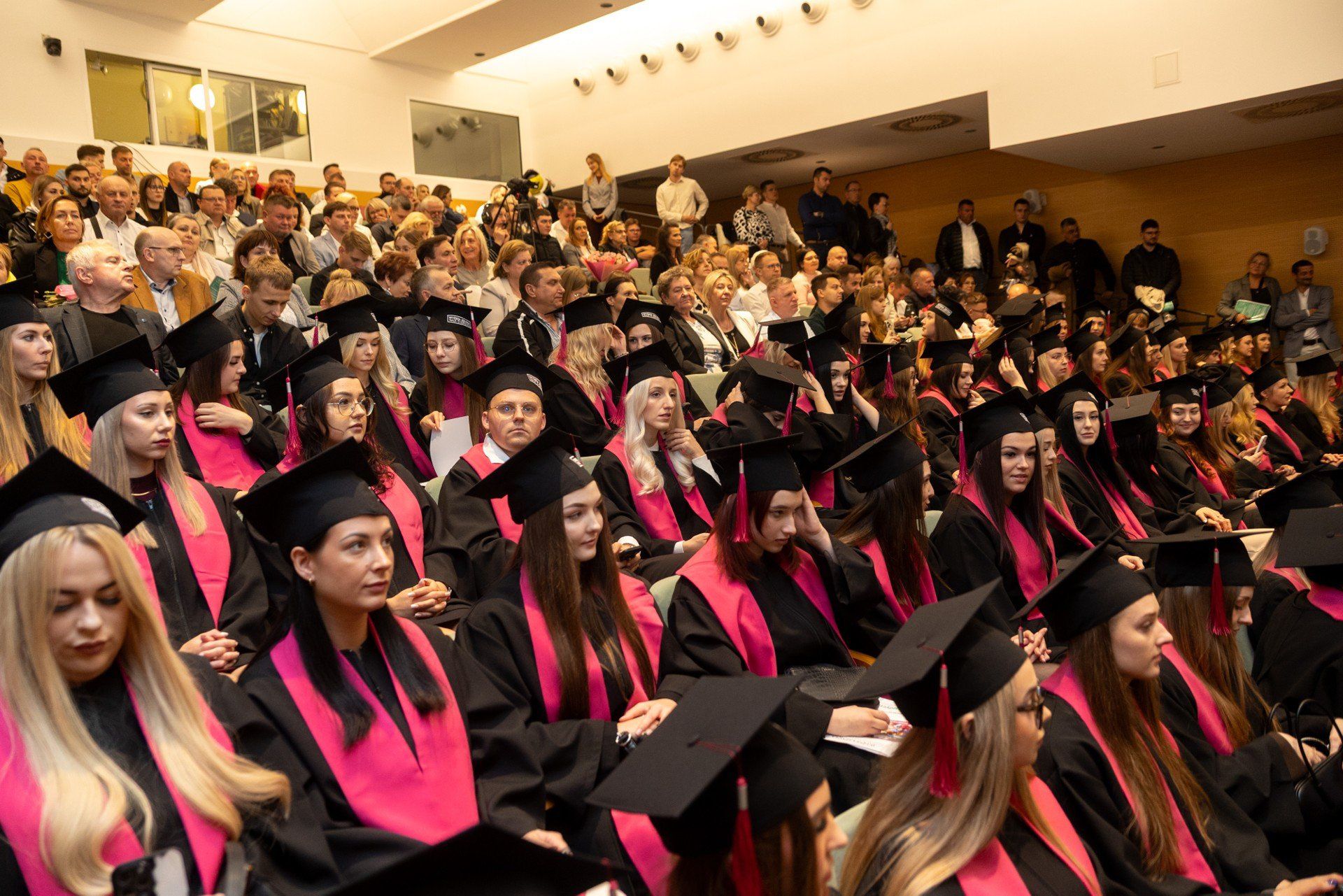 Jako pierwsi rok akademicki 2025/2025 zainaugurowali studenci pielęgniarstwa. Uroczystość rozpoczęła się od przemówień dra n. med. Pawła Rajewskiego, JM Rektora, prof. WSNoZ, MBA oraz ks. dra hab. Grzegorza Chojnackiego, prorektora ds. Nauki i Spraw Studenckich. Po immatrykulacji (przyjęcia w poczet studentów uczelni) wykład inauguracyjny wygłosiła mgr Katarzyna Wiśniewska, Prodziekan Kierunku Pielęgniarstwo.