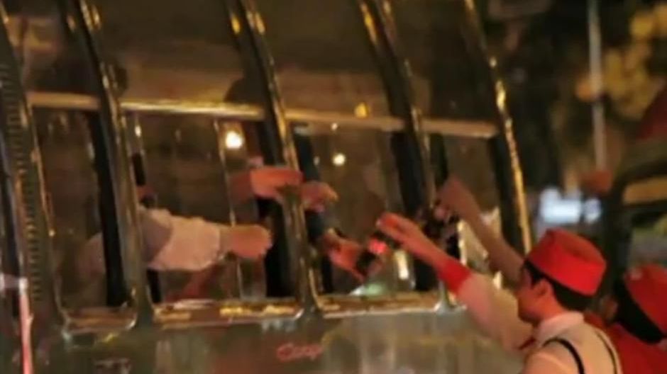 Coca-Cola zmienia korek w uliczne kino dla każdego 1