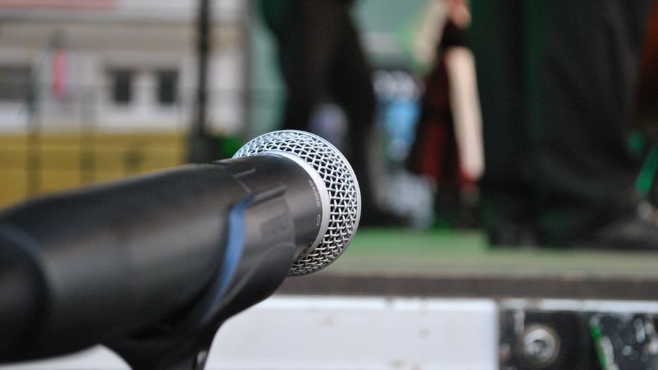 Mikrofon na scenie podczas festynu, koncertu, pikniku rodzinnego