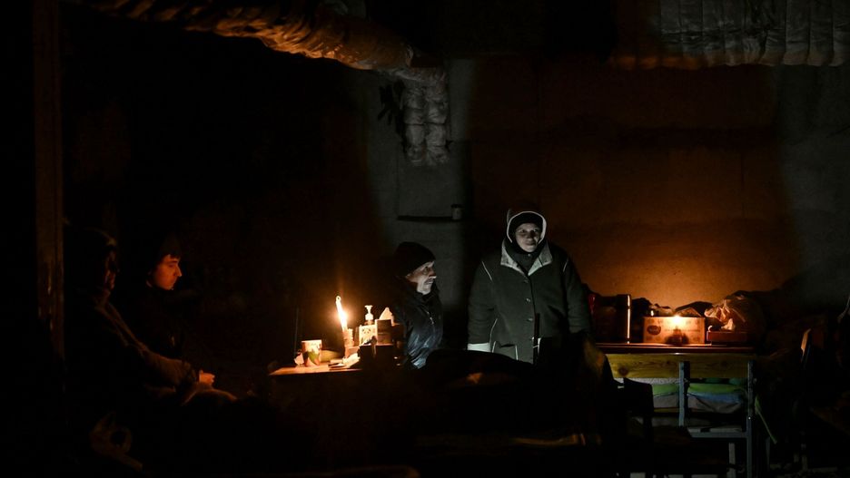 Wojna na Ukrainie - sytuacja w CharkowiePeople take shelter in the basement of a school where they have been living for a month, along a front line discrict of Kharkiv on March 27, 2022. - A working class neighborhood of high rise blocks on the northeast outskirts of Ukraine's second largest city, a stone's throw from the first fields of plowed black earth in the countryside. The Russian troops, who are camped a few kilometers away, loot the place every day, with their entire armada. "District 4" is nothing more than a ghost town, a devastated battlefield. (Photo by Aris Messinis / AFP)ARIS MESSINIS