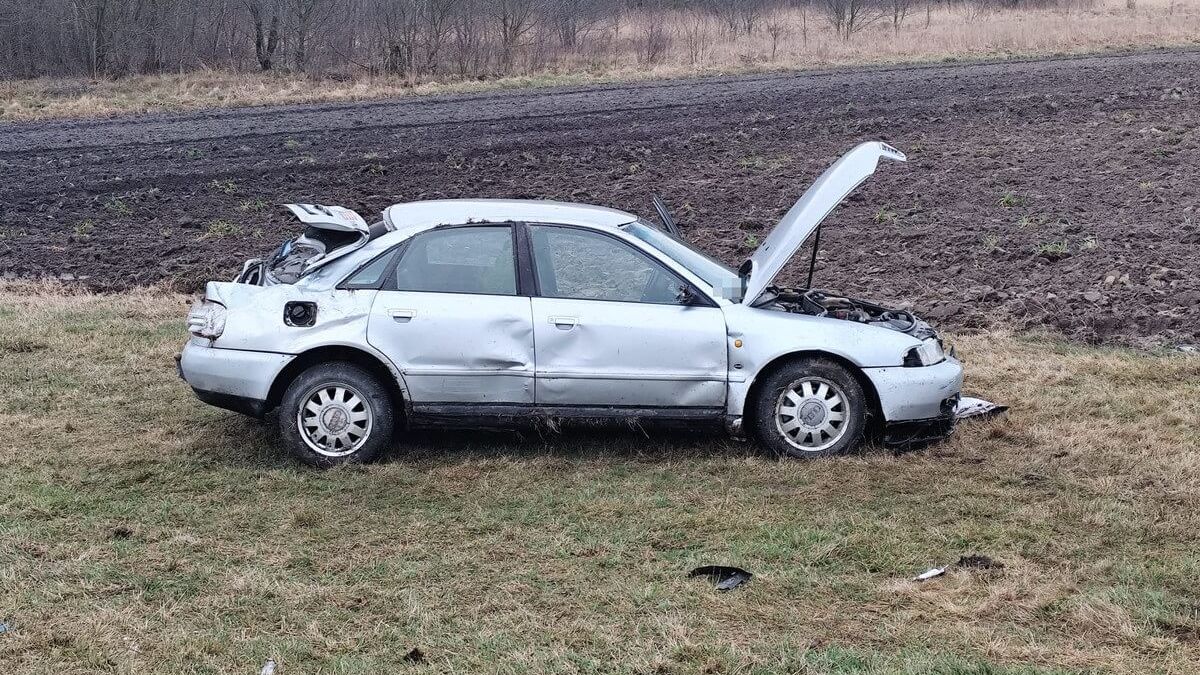 Audi po dachowaniu zatrzymało się na kołach
