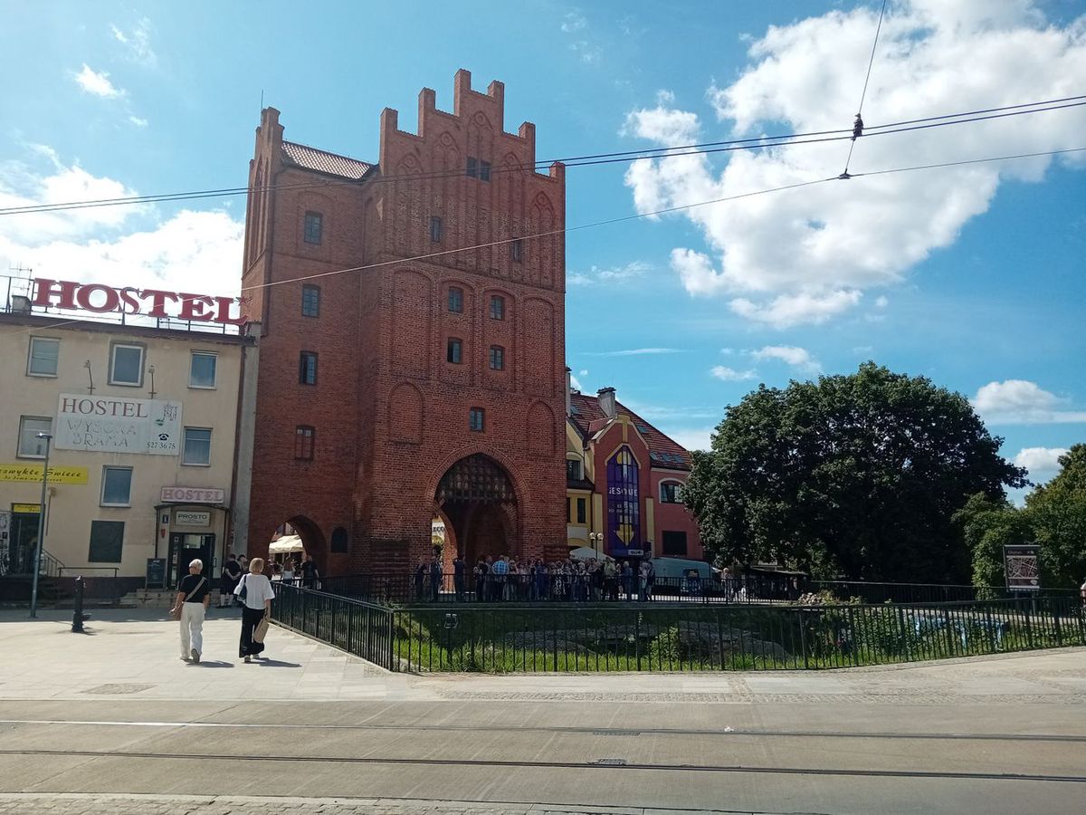 "Dziura wstydu" przed Wysoką Bramą w Olsztynie