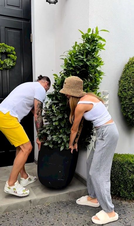 Rozenek i Majdan ustawiają donice w ogrodzie