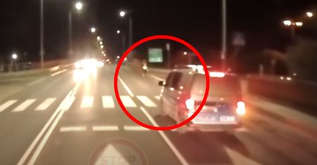 Policyjny bus zatrzymany. Nagranie krąży w sieci