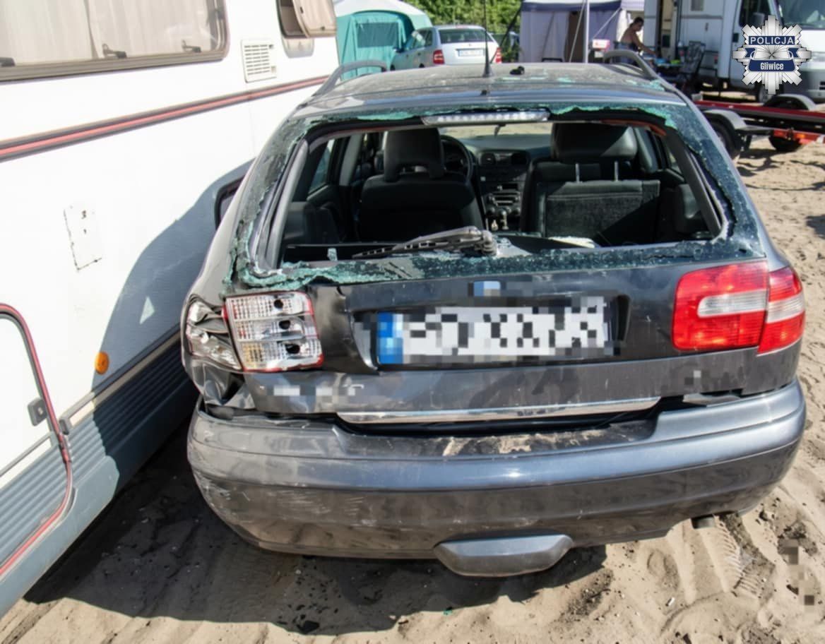 Pijany kierowca zdemolował 10 aut na plaży.