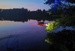 Kompletnie pijany turysta z Warszawy wjechał samochodem do jeziora