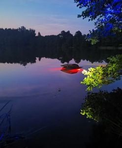 Kompletnie pijany turysta z Warszawy wjechał samochodem do jeziora