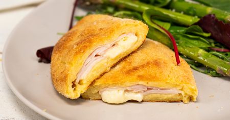 Ułóż ser i szynkę na ziemniaczanym placku. Ta wersja cordon bleu nikogo nie pozostawi obojętnym