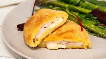 Ułóż ser i szynkę na ziemniaczanym placku. Ta wersja cordon bleu nikogo nie pozostawi obojętnym