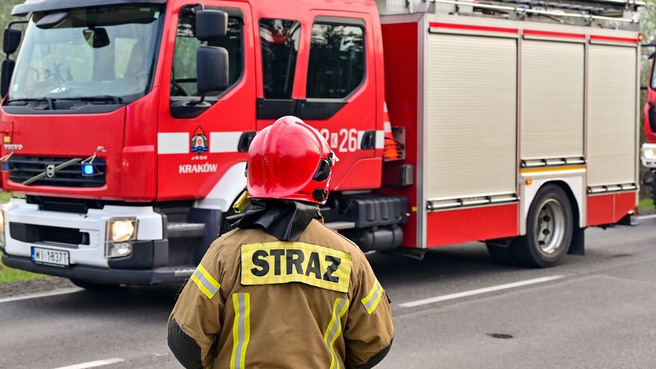 w�z stra�acki
Krak�w, 01.04.2024. Po�ar traw w krakowskiej dzielnicy D�bniki, 1 bm. (aldg) PAP/Art Service
Art Service
D�bniki, dym, ogie�, po�ar, trawa, trawy, wiosenne, wiosna, wypalanie traw, stra� po�arna