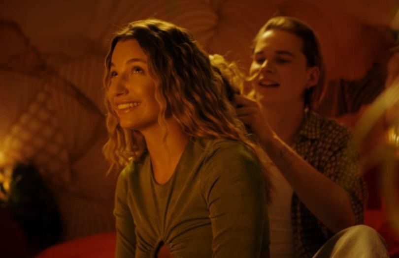 Julia Wieniawa w teledysku duetu Kacperczyk