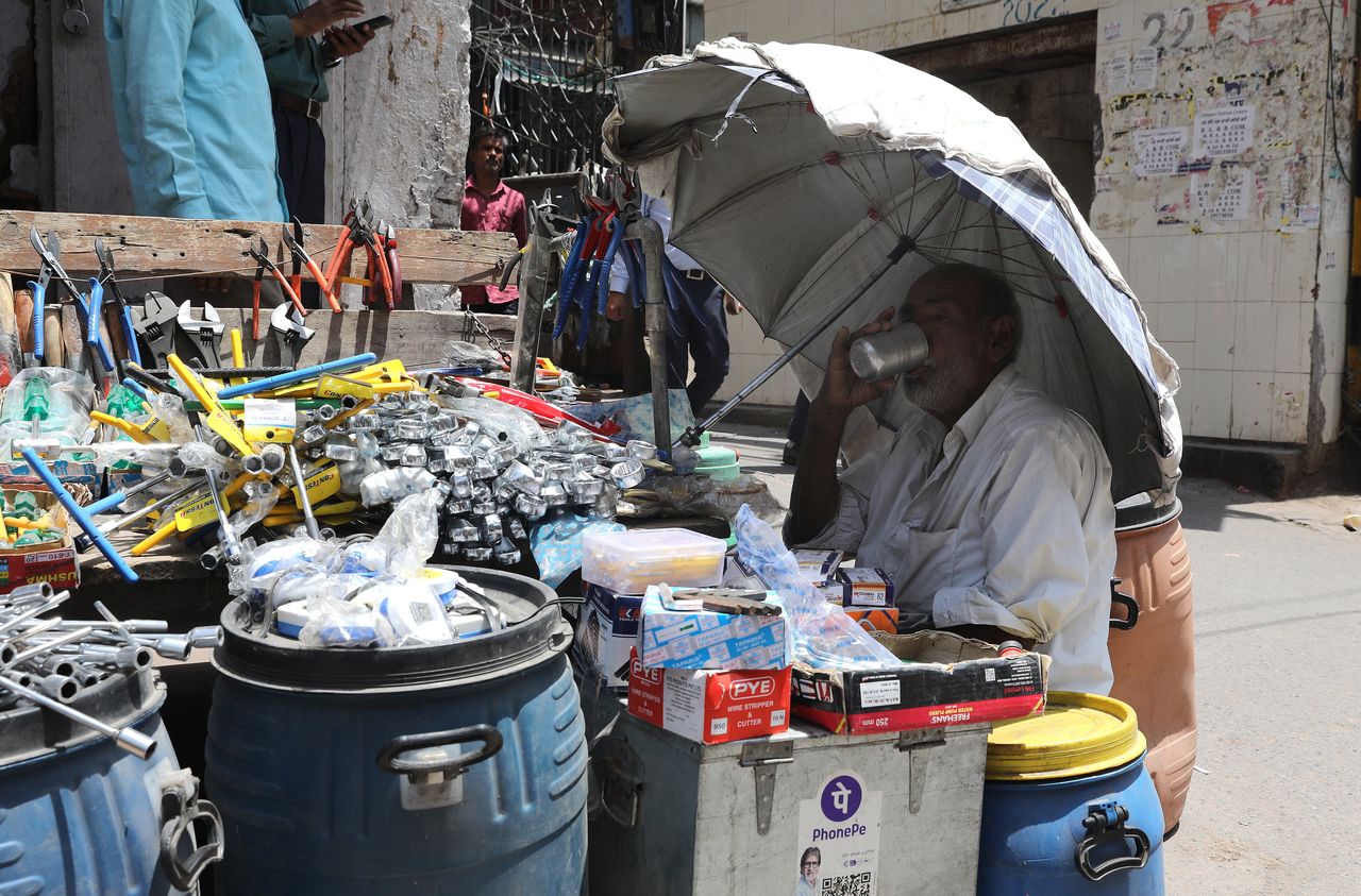 India is facing high temperatures. The temperature has reached nearly 53 degrees.