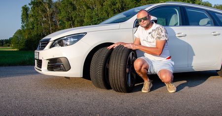 Sprawdziłem całoroczne opony latem. Test w warunkach drogowych