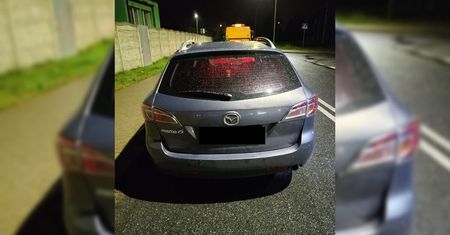 Pościg za Mazdą. Mężczyzna wjechał na parking, zgasił światła i ukrył się jak w filmie