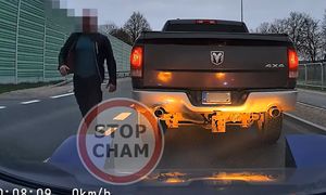 "Obrzucał mi pan auto". Sceny na drodze. Aż wysiadł