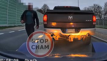 "Obrzucał mi pan auto". Sceny na drodze. Aż wysiadł