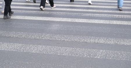 Grupa przedszkolaków weszła na przejście przy czerwonym świetle. Dzieci musiały uciekać przed autami