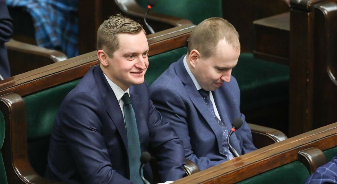 Wiceminister sprawiedliwości Sebastian Kaleta i Adama Andruszkiewicz, minister w KPRM. Sejm, 6 kwietnia 2022 roku