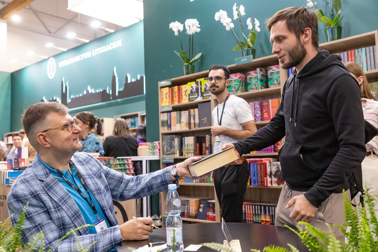 Kraków: Nikt nie czyta, a trudno się przecisnąć. Targi Książki oblegane przez czytelników mają powiększyć swoją przestrzeń