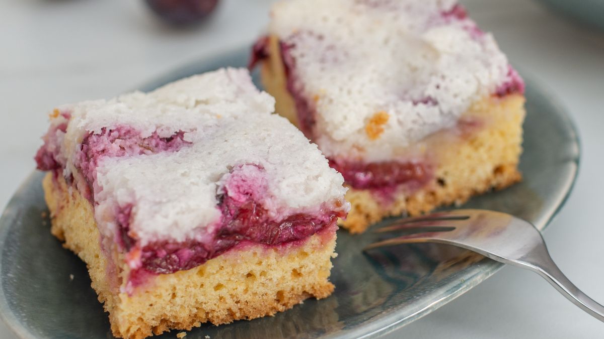 Ciasto kokosowe ze śliwkami sprawdzi się na weekendowy deser