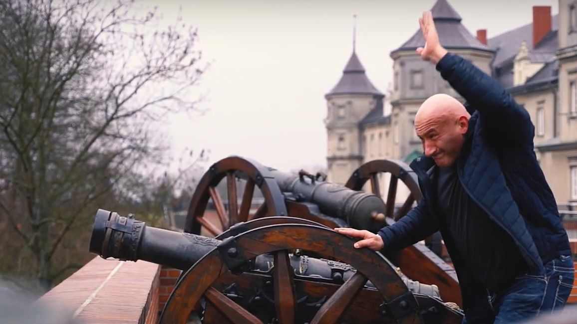 Marcin Najman przed jasnogórskim klasztorem