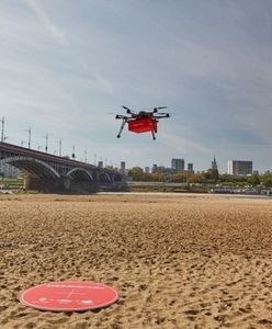 Dron z jedzeniem nad warszawskim niebem