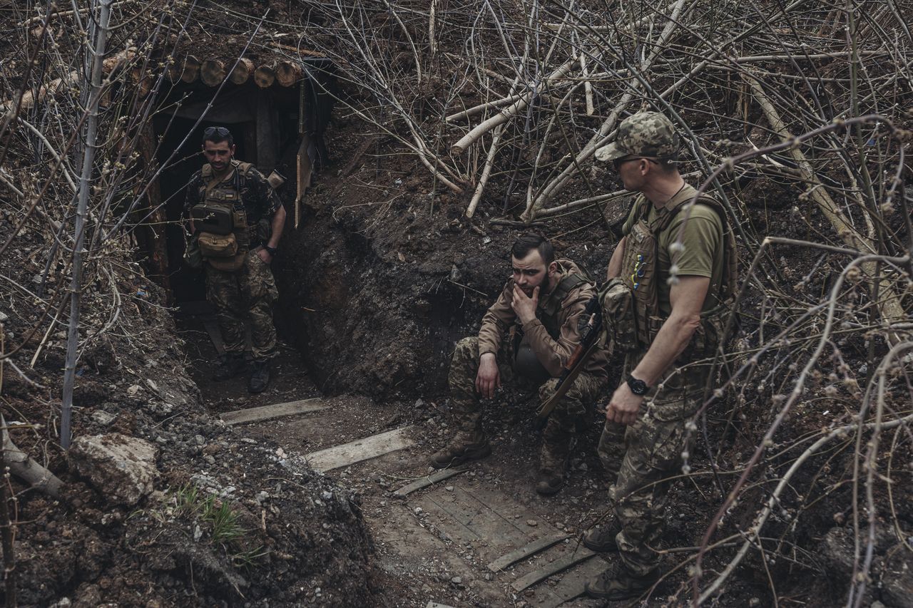 Ukraińscy żołnierze z 80 Brygady w okopach w w Bachmucie.