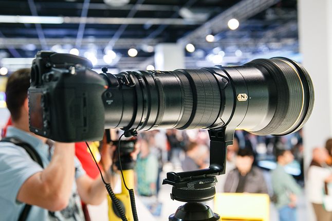 AF-S NIKKOR 800mm f/5.6E FL ED VR to obok Canona 800 mm f/5.6 (opisywany wyżej) obiektyw z najdłuższą ogniskową i systemem stabilizacji obrazu na świecie. Ciekawym dodatkiem ma być funkcja automatycznego wykrywania statyw. Producent zastosował tu także przysłonę elektromagnetyczną, która umożliwia dokładne sterowanie jej wartością i ograniczanie występowania ewentualnych błędów. Mechanizm ma zapewniać lepszą stabilność oraz precyzję automatycznej kontroli ekspozycji podczas zdjęć seryjnych.