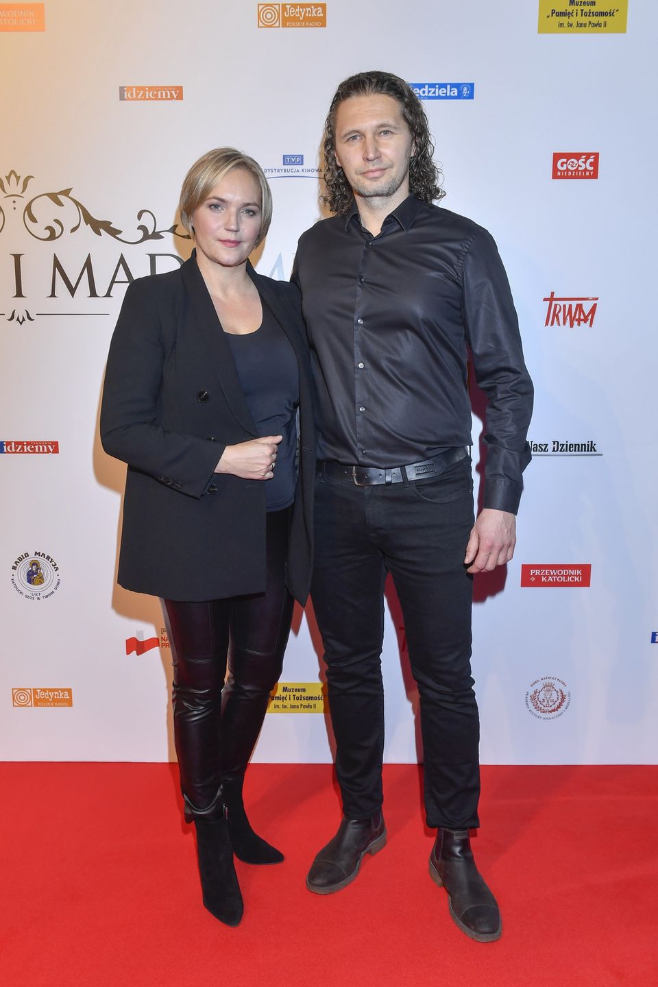 Dominika i Michał Chorosińscy pozują na ściance na premierze filmu fundacji ojca Rydzyka