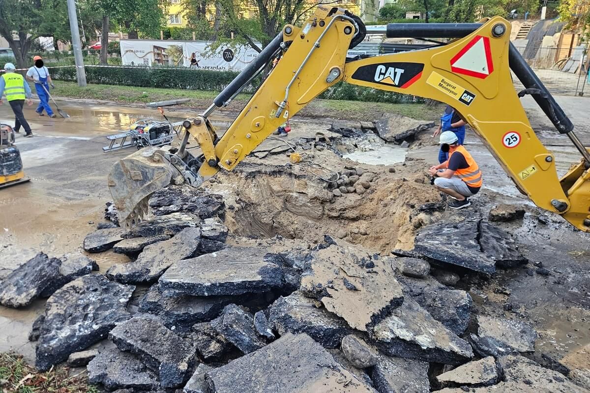 MPWiK usuwa awarię wodociągową na ul. Głębokiej. Rozkopana ulica, mieszkańcy bez wody, objazdy komunikacji miejskiej