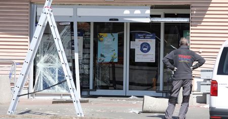 Kradzioną koparką ukradli bankomat. Zuchwały rozbój w Mościskach