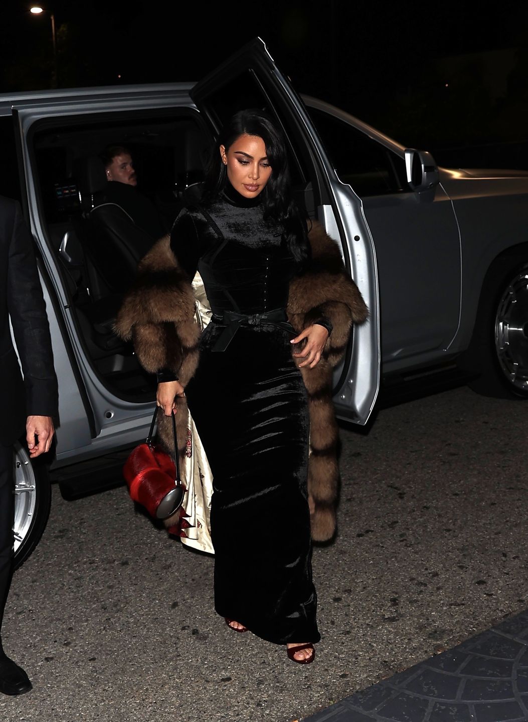 Kim Kardashian pędzi na świąteczne spotkanie