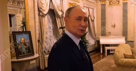 Putin otwiera drzwi do swojego apartamentowca. Przepych aż bije po oczach