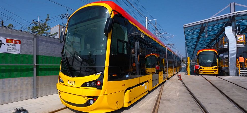 Warszawa. Po zaliczonych testach tramwaje załadowano na statek, którym płyną do Polski