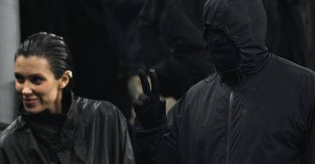 ZAMASKOWANY Kanye West poszedł z żoną na mecz. Dobry strój na podziwianie sportowych rozgrywek? (ZDJĘCIA)