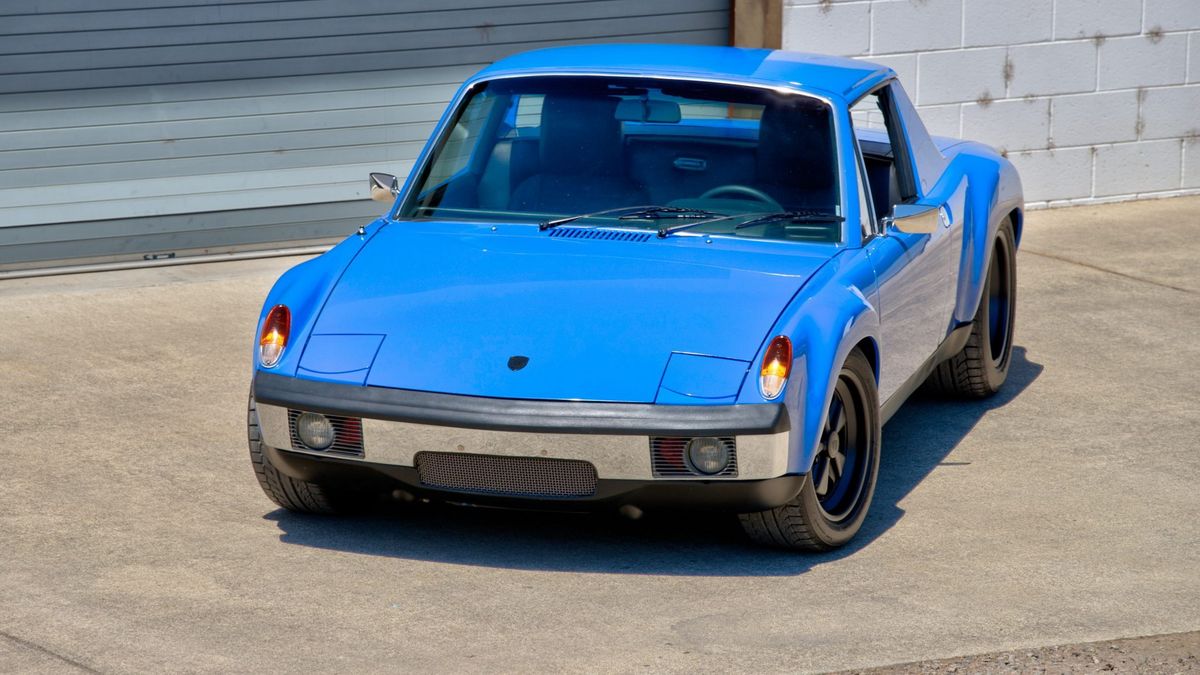 Lakier Adriatic Blue zdecydowanie pasuje do tego samochodu.