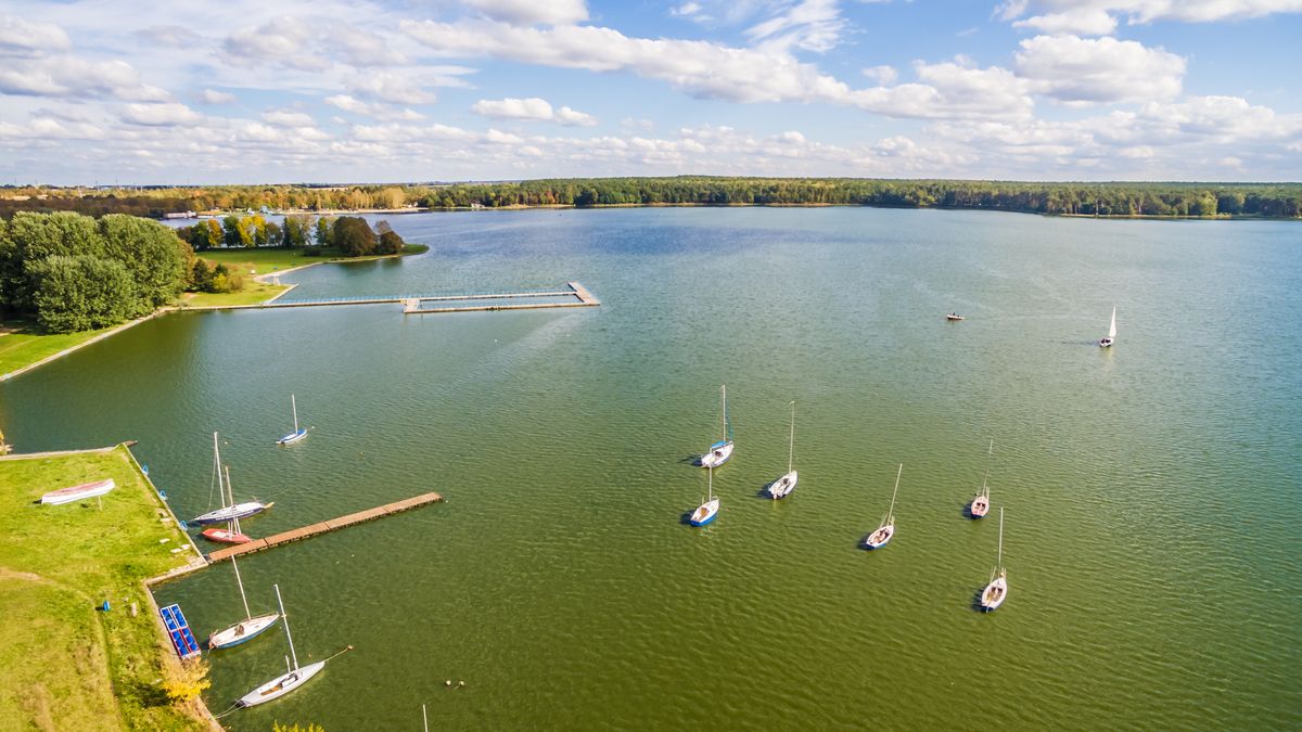 Pogoda jezioro Mazury łódki żaglówki wakacje słońce