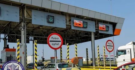 Samochód zaczął się palić na A4. Gasili go policjanci