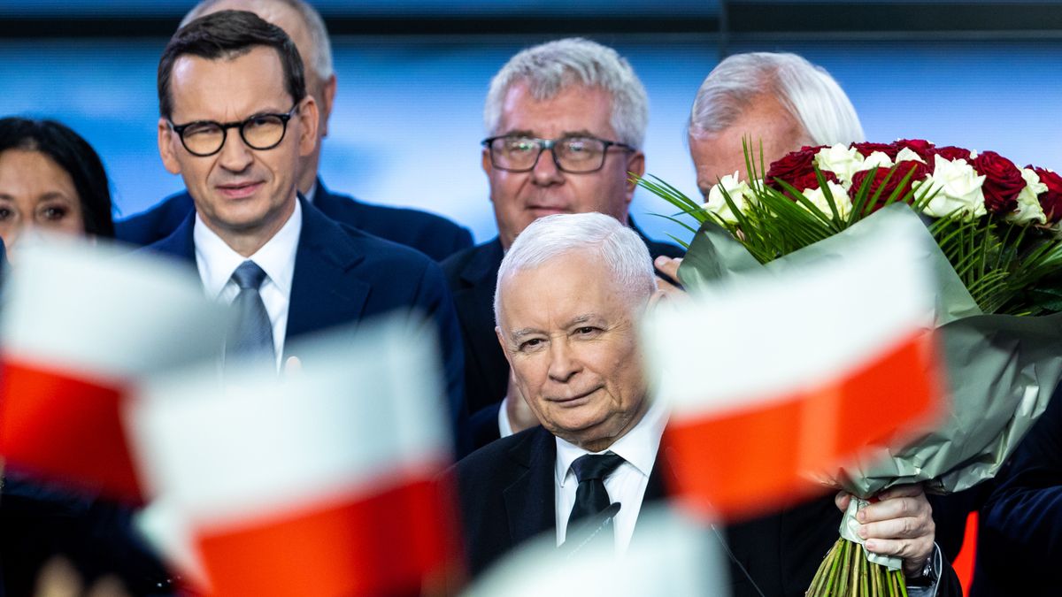Jaroslaw Kaczynski (C ) leader of the ruling national-conservative Law and Justice (PiS) party, Prime Minister Mateusz Morawiecki ( L)  during a speech to supporters after announcing the preliminary results of Poland's parliamentary elections, in Warsaw, October 15, 2023, Poland

 (Photo by Andrzej Iwanczuk/NurPhoto via Getty Images)