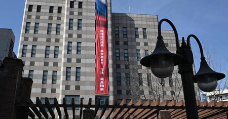 Skandaliczny baner na fasadzie ambasady Rosji w Korei. W czwartą rocznicę ataku na Ukrainę