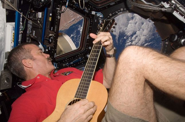 Astronauta Chris Hadfield to także pasjonat muzyki. W swojej książce przekonuje, że wolny czas warto poświęcać na zdobywanie nowych umiejętności i wiedzy – mogą się one przydać w przyszłości. 