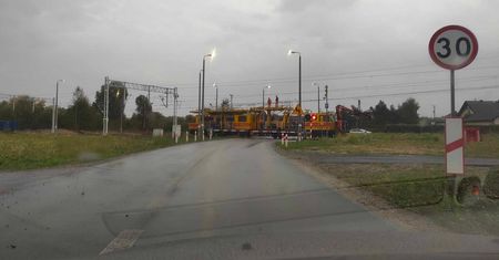 Kolejarze walczą z zerwaną siecią trakcyjną. Uszkodzenia okazały się na tyle poważne, że naprawa potrwa do soboty