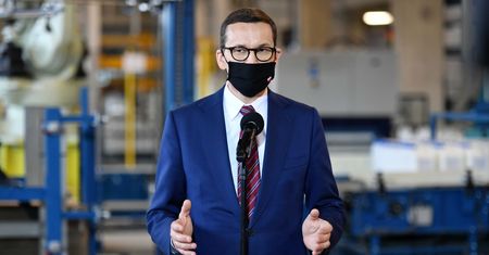 Premier powiedział, że nie opłaca się przenosić działalności za granicę. Policzyliśmy, czy miał rację