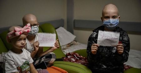 Dramat dzieci z oblężonego szpitala. Podają im chemię w piwnicy