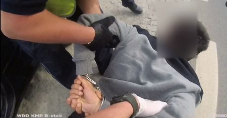 Białystok. Kierowca opla rzucał nożami w policjantów